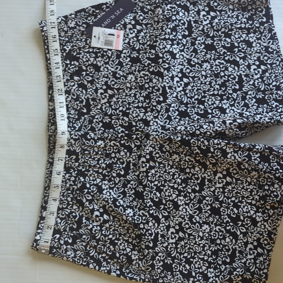 NWT Land'N Sea Floral Shorts 10 Black White Pockets Pattern - Picture 9 of 13